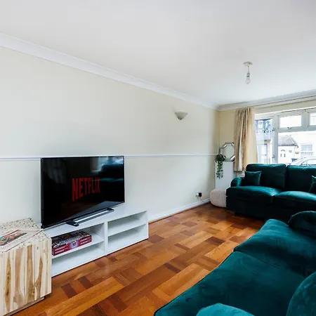 2 Bedroom House In Croydon With Free Wi-Fi Sleeps 5 Long Stays